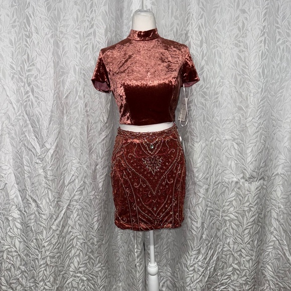 Malisha orange 2 piece set size 6 rhinestoned bedded a velvety top new with tag - Picture 1 of 12